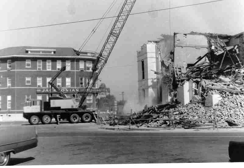 courthousedemo3.jpg (26484 bytes)