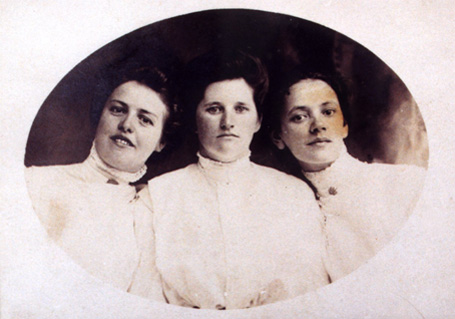 Unknown girl, Leoda Alexander, & Almeda Congleton
