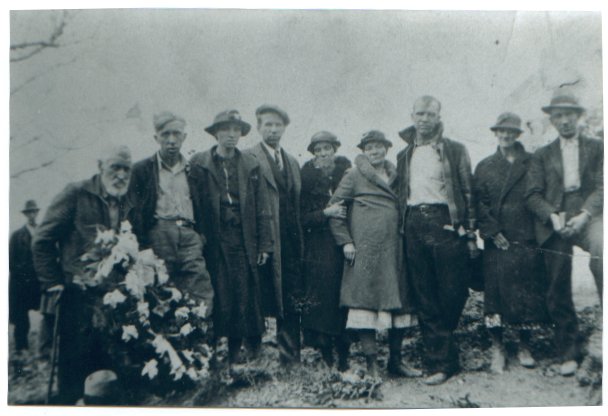 Marshall Boone Fox & Children at Malinda Jane (Hunt) Fox's Grave - Hoover Cem.