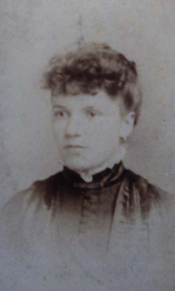 Annie (Elliott) Gentry (1871-1930), w/o Boian Gentry; d/o William H. Elliott and Mary Lucy Richardson.