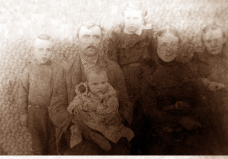 John Nelson & Elizabeth (Sutton) Mansfield with children (L to R) Millard, Clarence, Pearlie, Dora