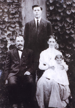 Jesse & Almeda (Congleton) Richardson with children Jesse Clifton & Fannie Blanch