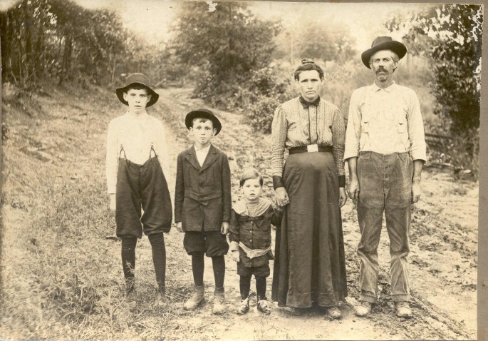 Grant & Harriet A. (Powell) Smith, children Shelby, Dellie, Roy. Abt 1919