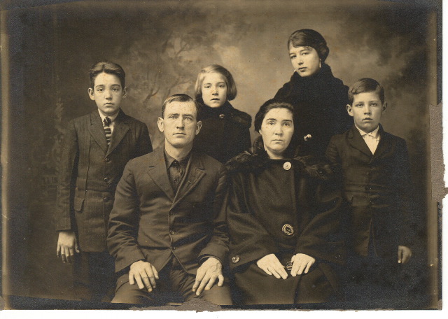 Hughes Wilson, Minnie (Witt) Wilson & children
