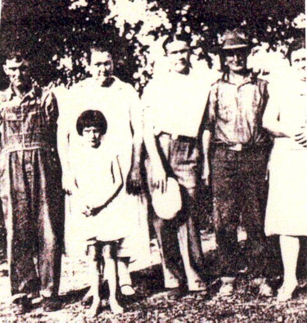 Millard Witt, Mae Muncey Witt, Breck Moberly, Hallie Witt Moberly & (front row) Fannie Witt